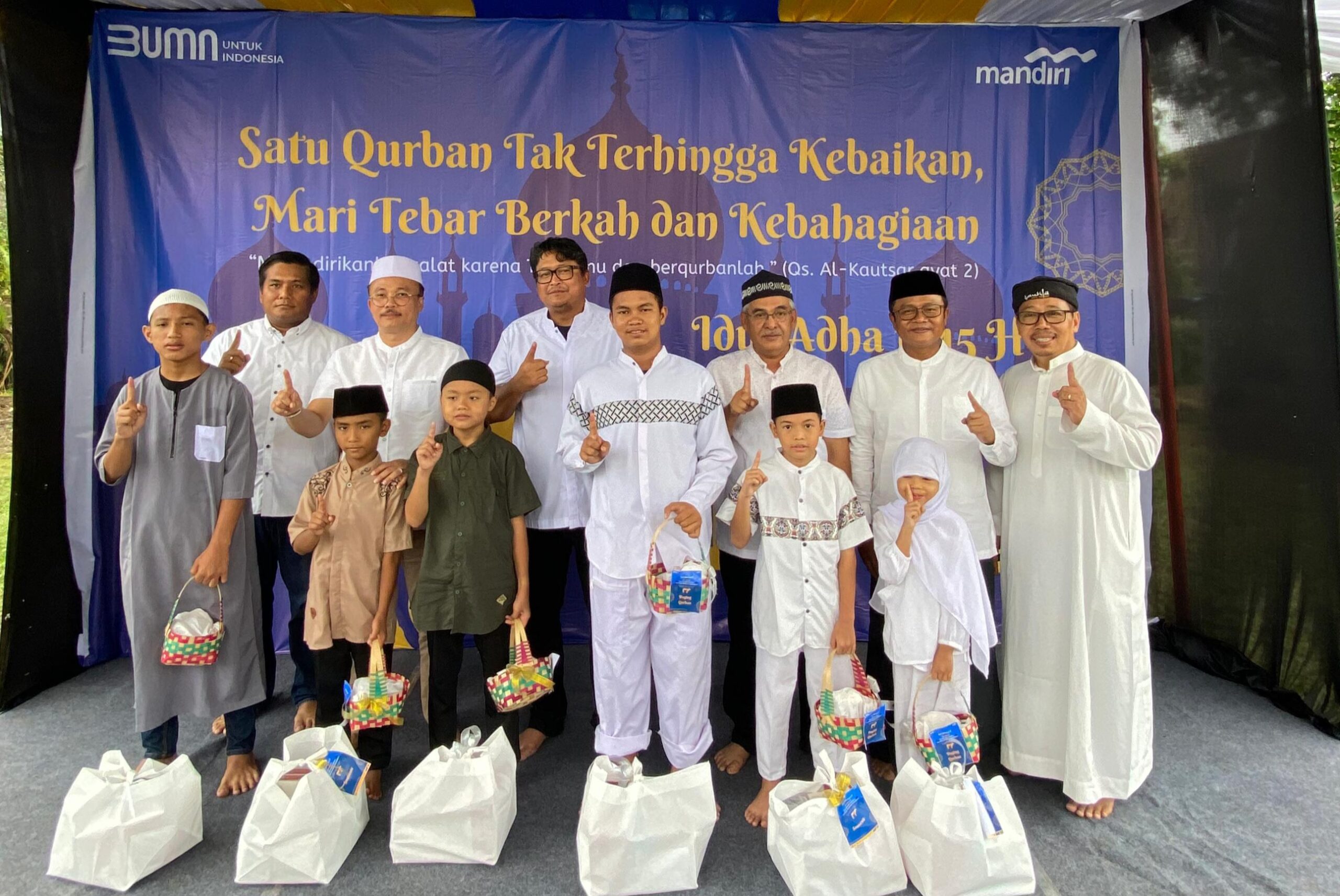 Usung Semangat Berbagi, Bank Mandiri Region 1/Sumatera 1 Bagikan 1.100 Daging Hewan Kurban