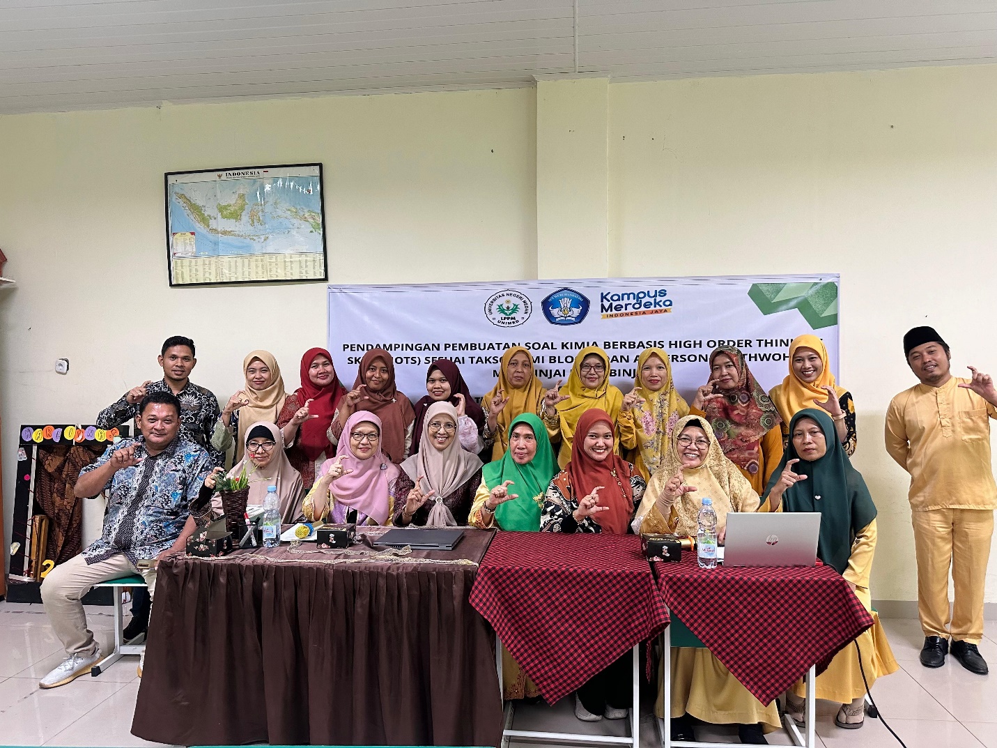 Tim Dosen Unimed Latih Guru MAN Binjai Membuat Soal Kimia Berbasis HOTS