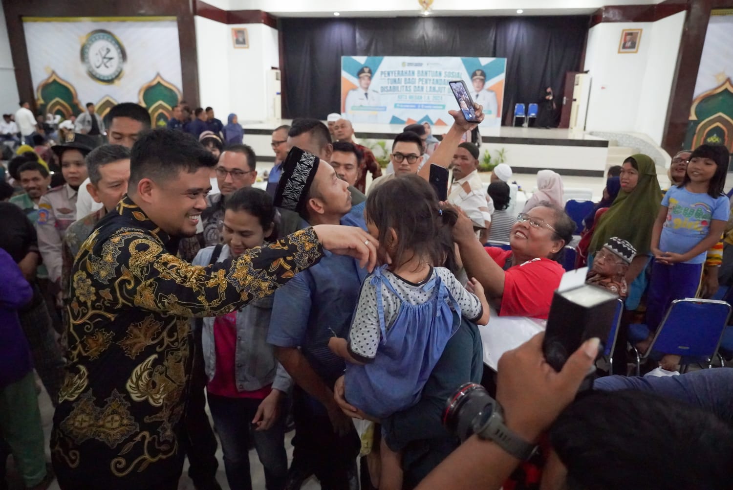 Serahkan BST Kepada 1.500 Penerima Manfaat, Bobby Nasution: Tak Hanya Bantuan Tunai, Juga Skill