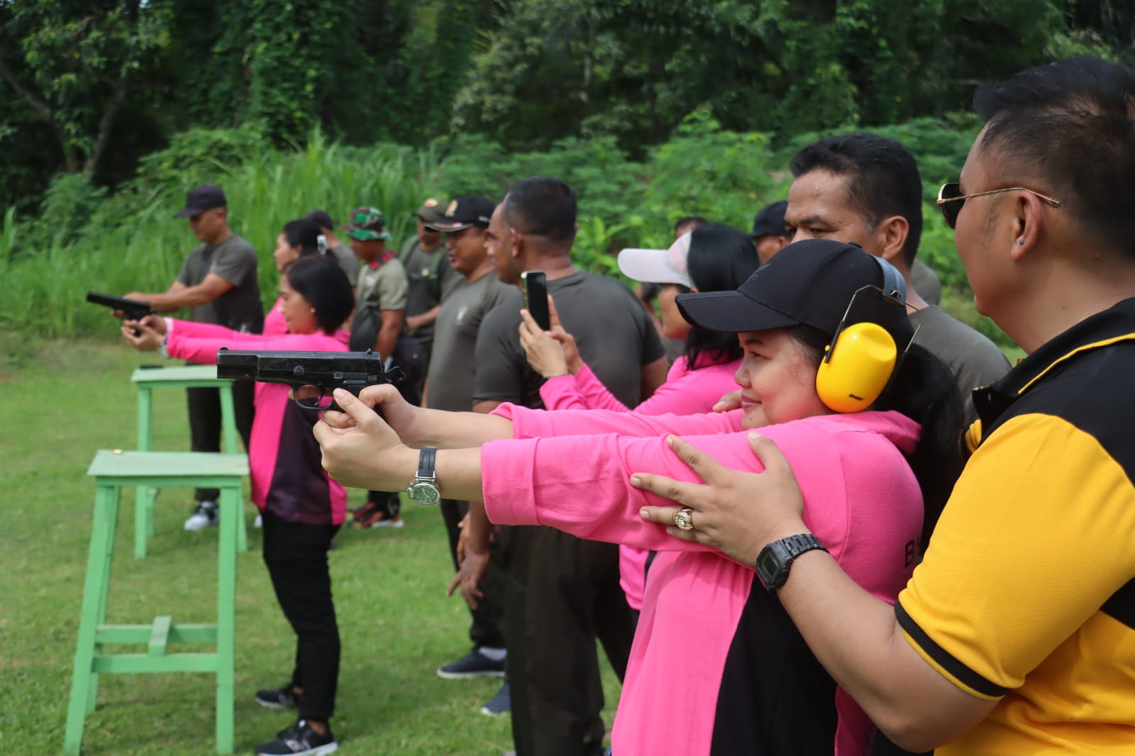 Semarak HUT Ke-78, Bhayangkari Ikuti Latihan Menembak