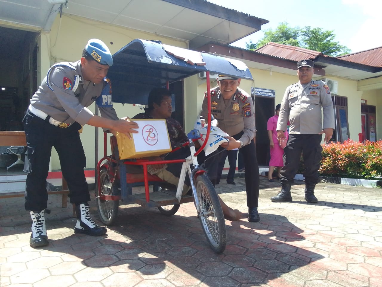 Polres Langkat Salurkan Paket Bansos HUT Ke-78 Bhayangkara