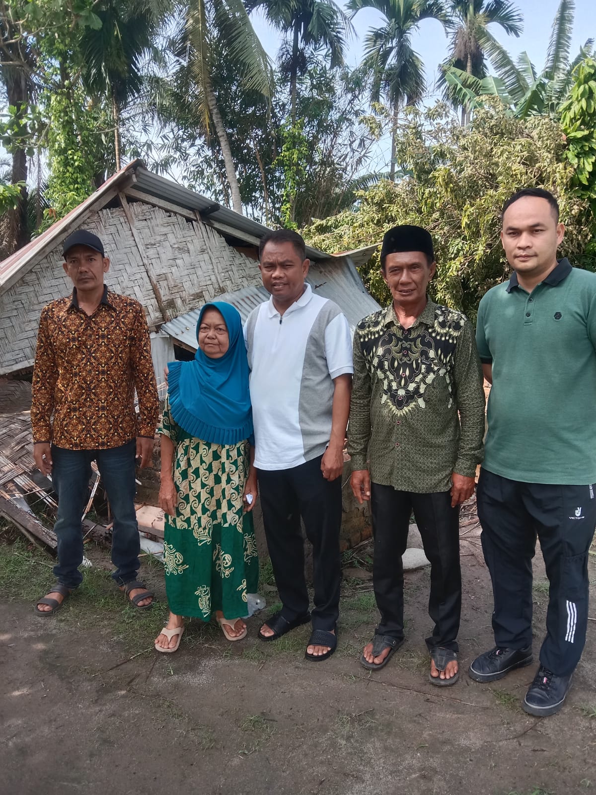 Bupati Sergai Kunjungi Korban Angin Puting Beliung