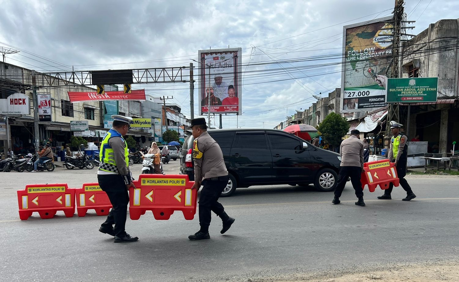 Polantas Pasang Water Barrier Cegah Kecelakaan