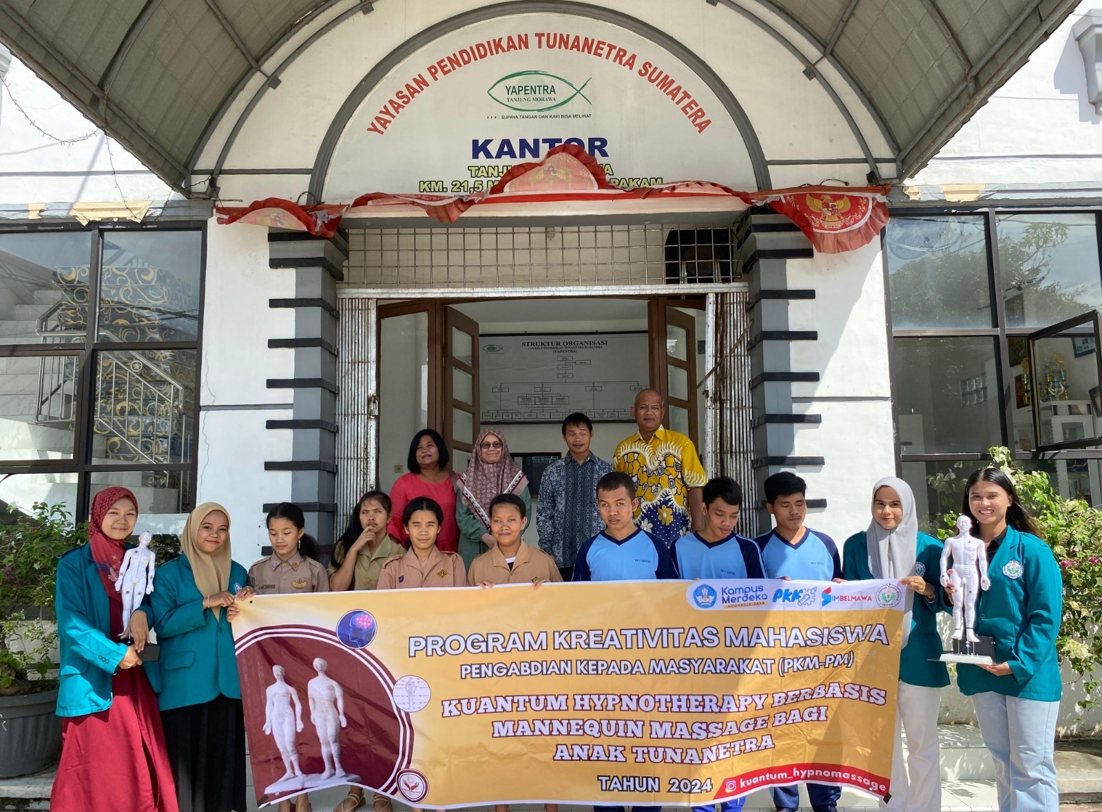Tim PKM-PM Mahasiswa Unimed Tingkatkan Keterampilan Massage Siswa SLB-A Yapentra