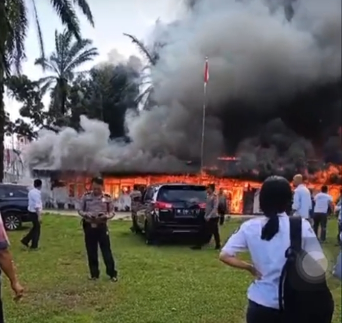 Kantor KPU Labura Ludes Terbakar