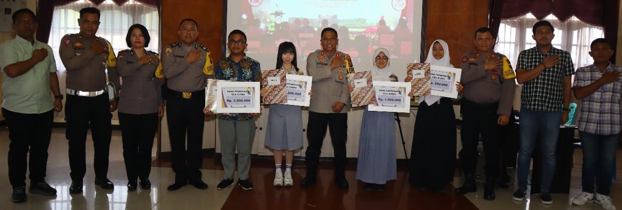 Kapolres P. Siantar Serahkan Beasiswa Kepada 4 Siswa Berprestasi