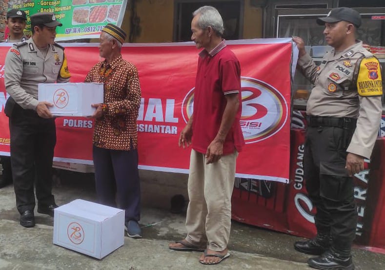 Polsek Siantar Martoba Salurkan Bansos Kapolres