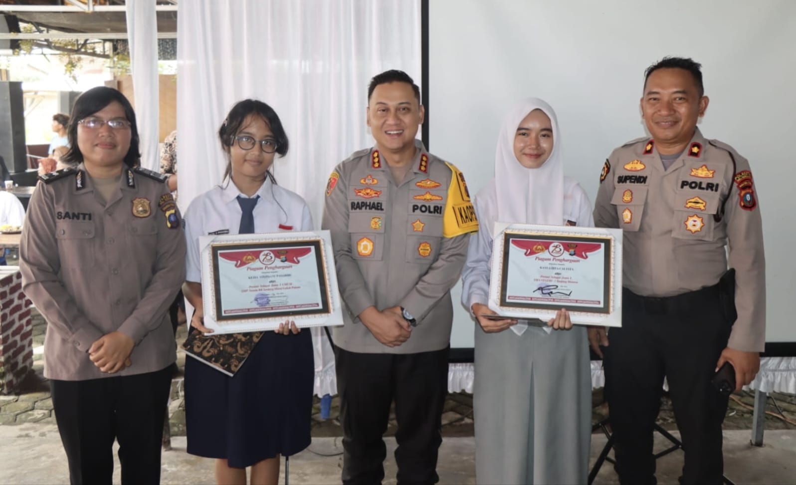 Dua Pelajar Terima Beasiswa Dari Polresta DS