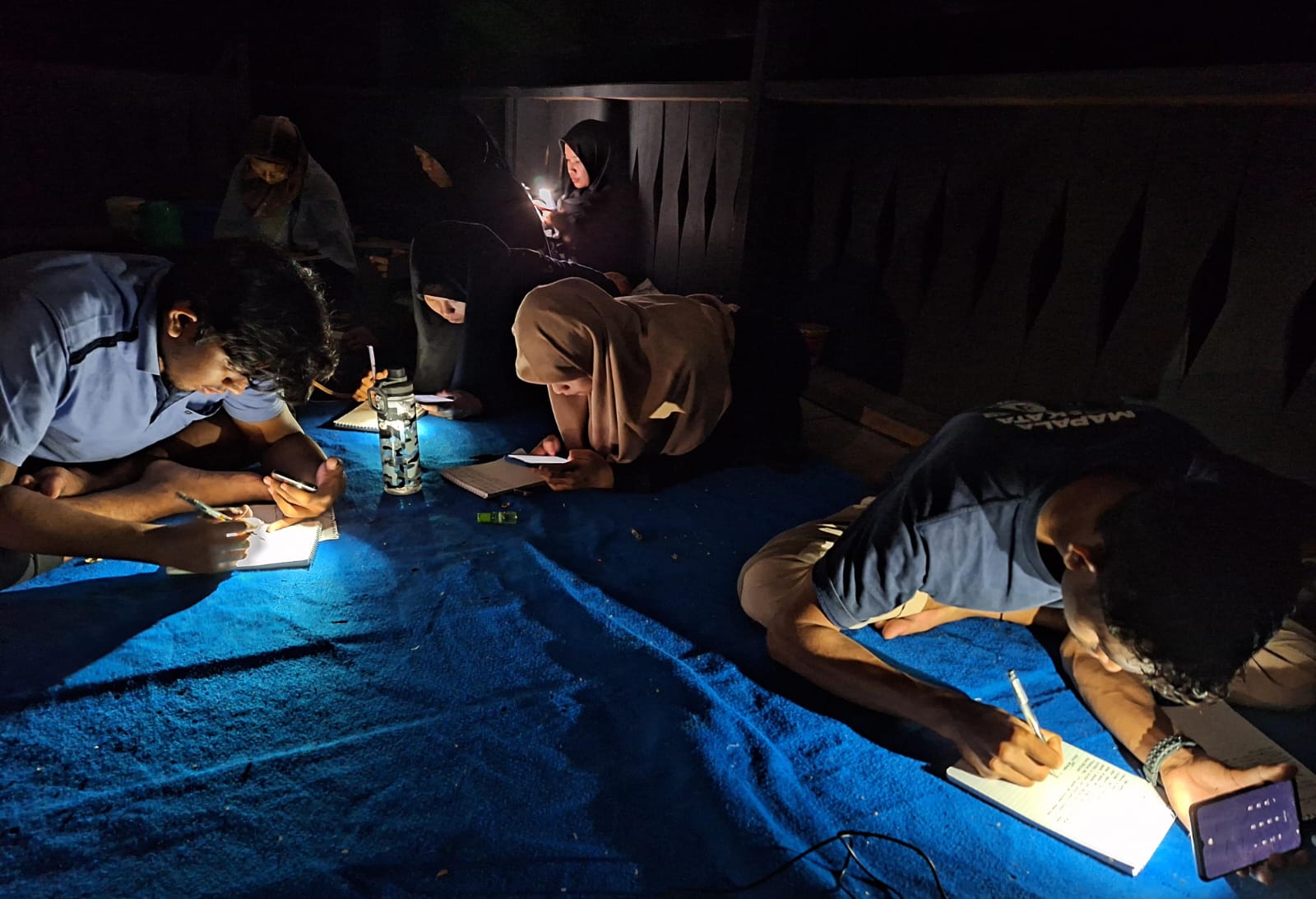 Lampu Padam, Peserta CO Tetap Belajar