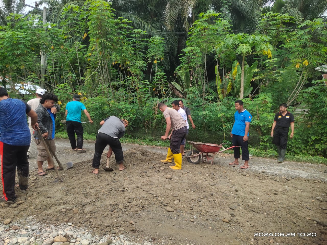 Sambut HUT Ke-78 Bhayangkara, Polsek Babul Ramah Timbun Jalan Rusak