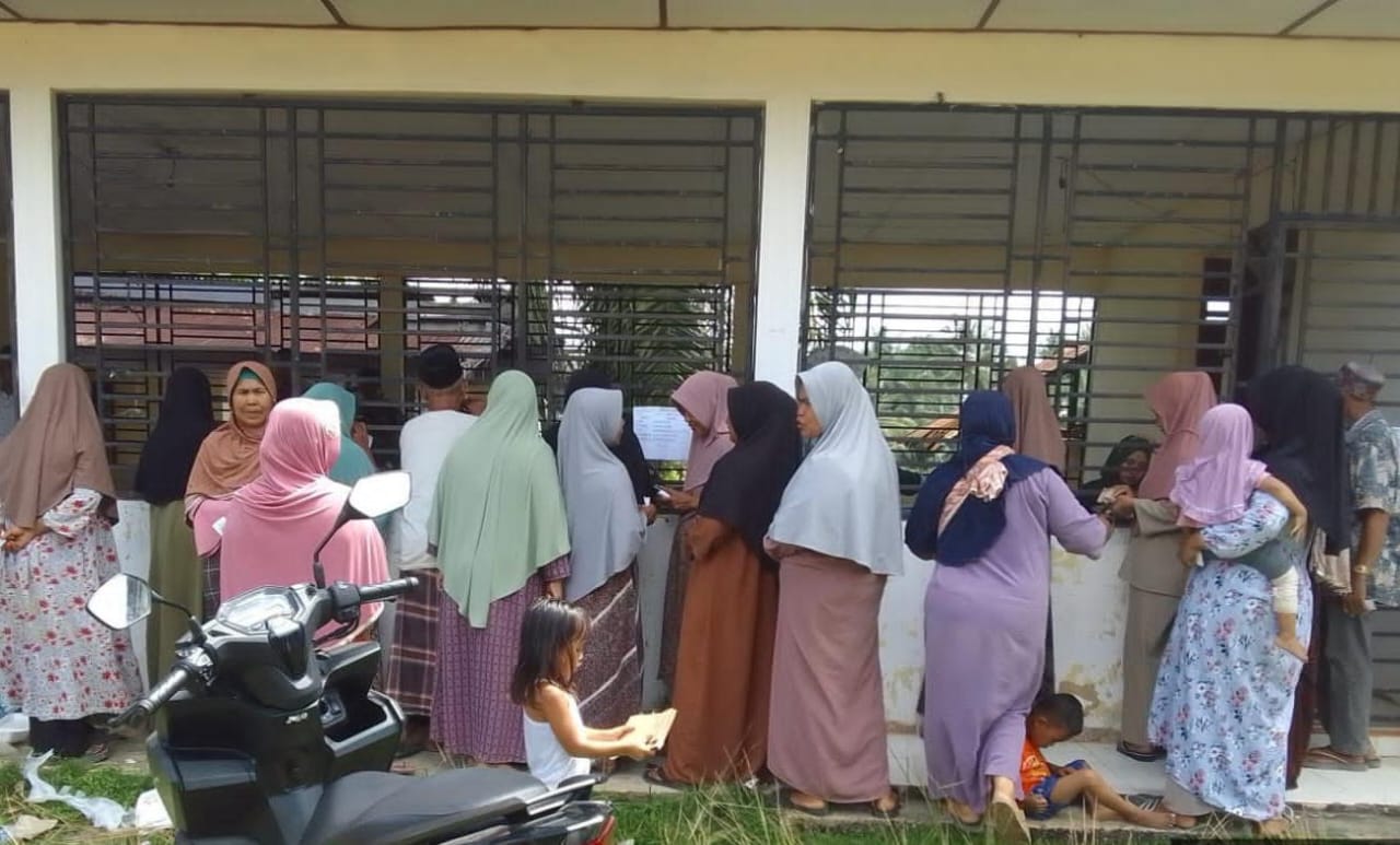Hindari Distributor Nakal, Kades Sri Kayu Awasi Penyaluran GPM