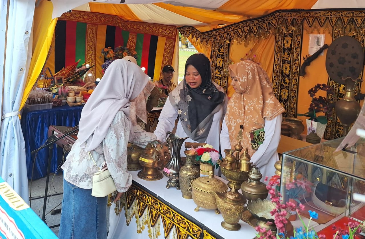 Stand Pameran Popda XVII Ramai Pengunjung