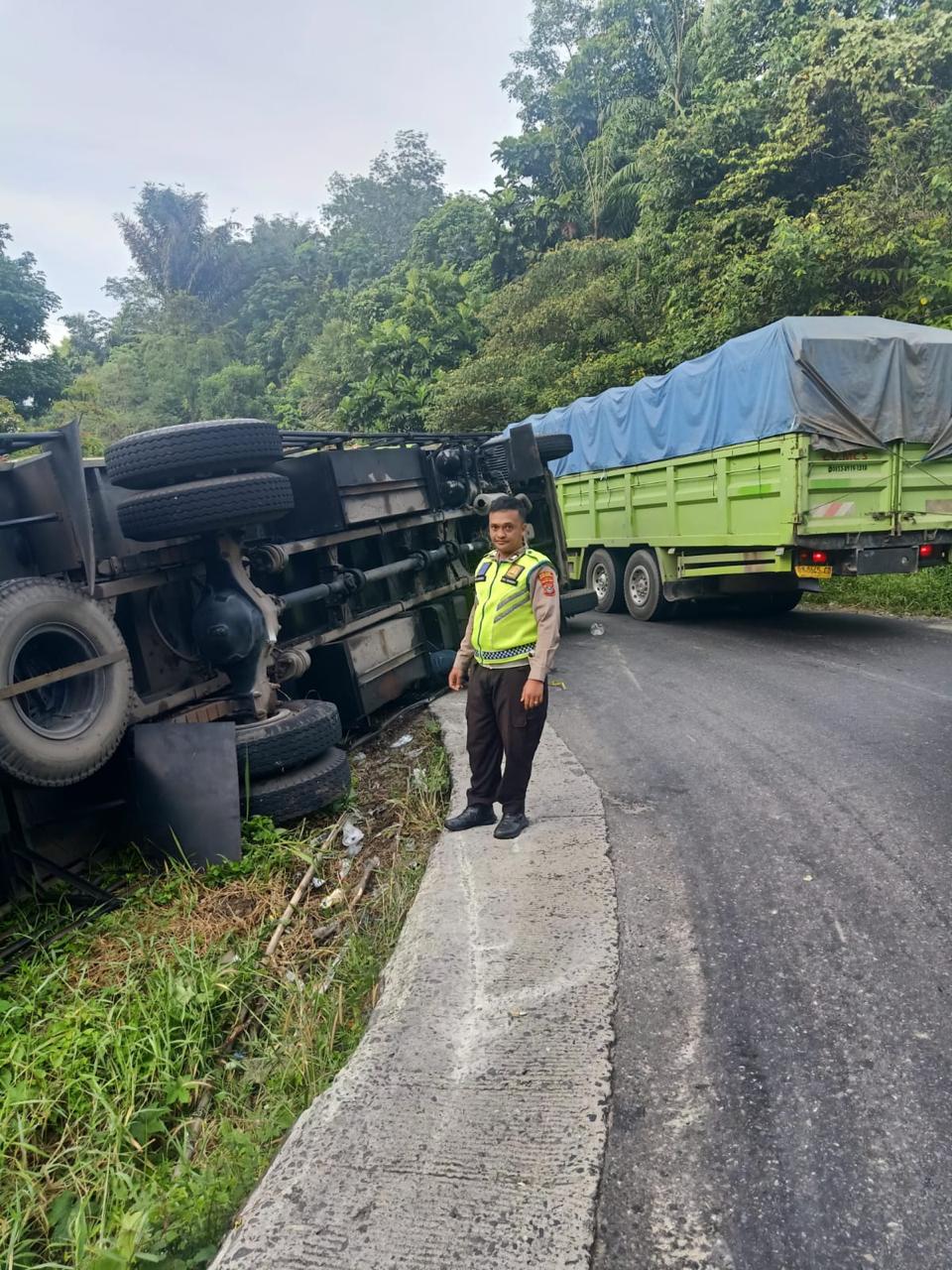 Truk Pengangkut Sepeda Motor Terbalik Di Sidimpuan, Butuh Perhatian