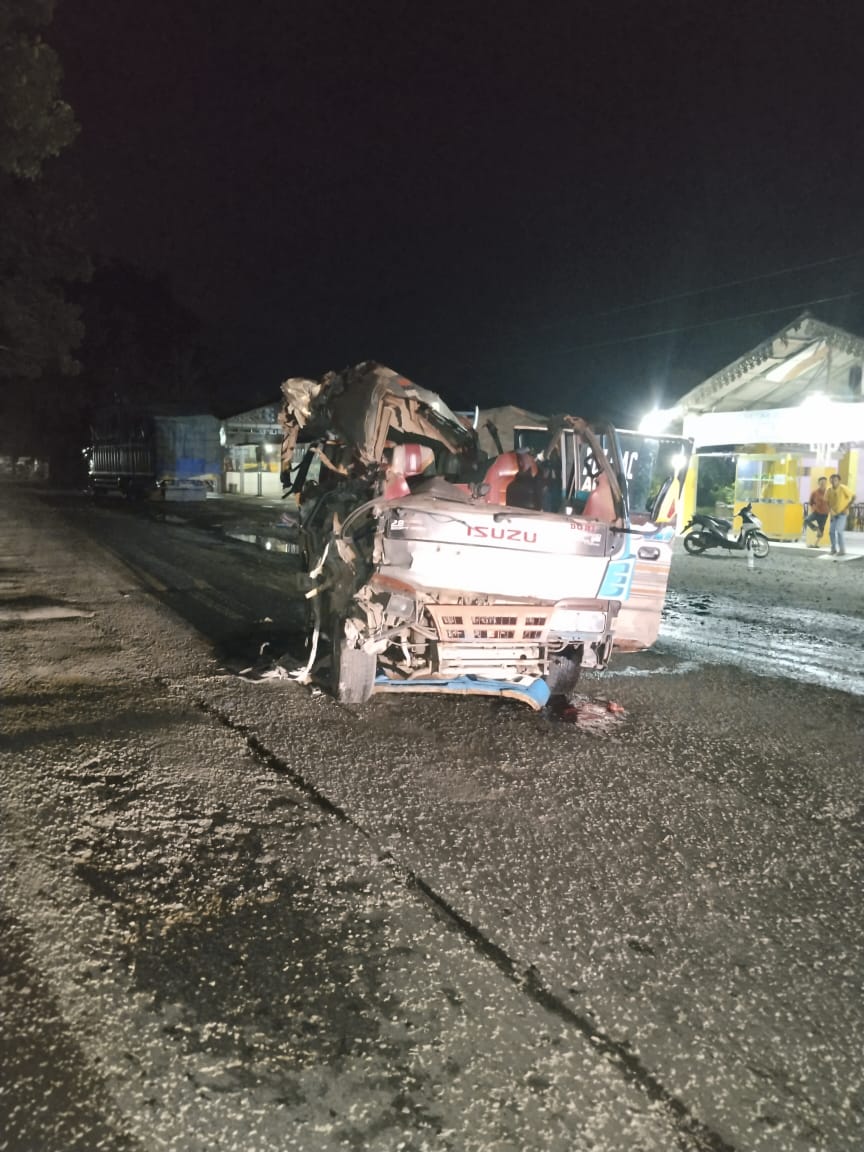 Minibus Hantam Dump Truk, 1 Tewas