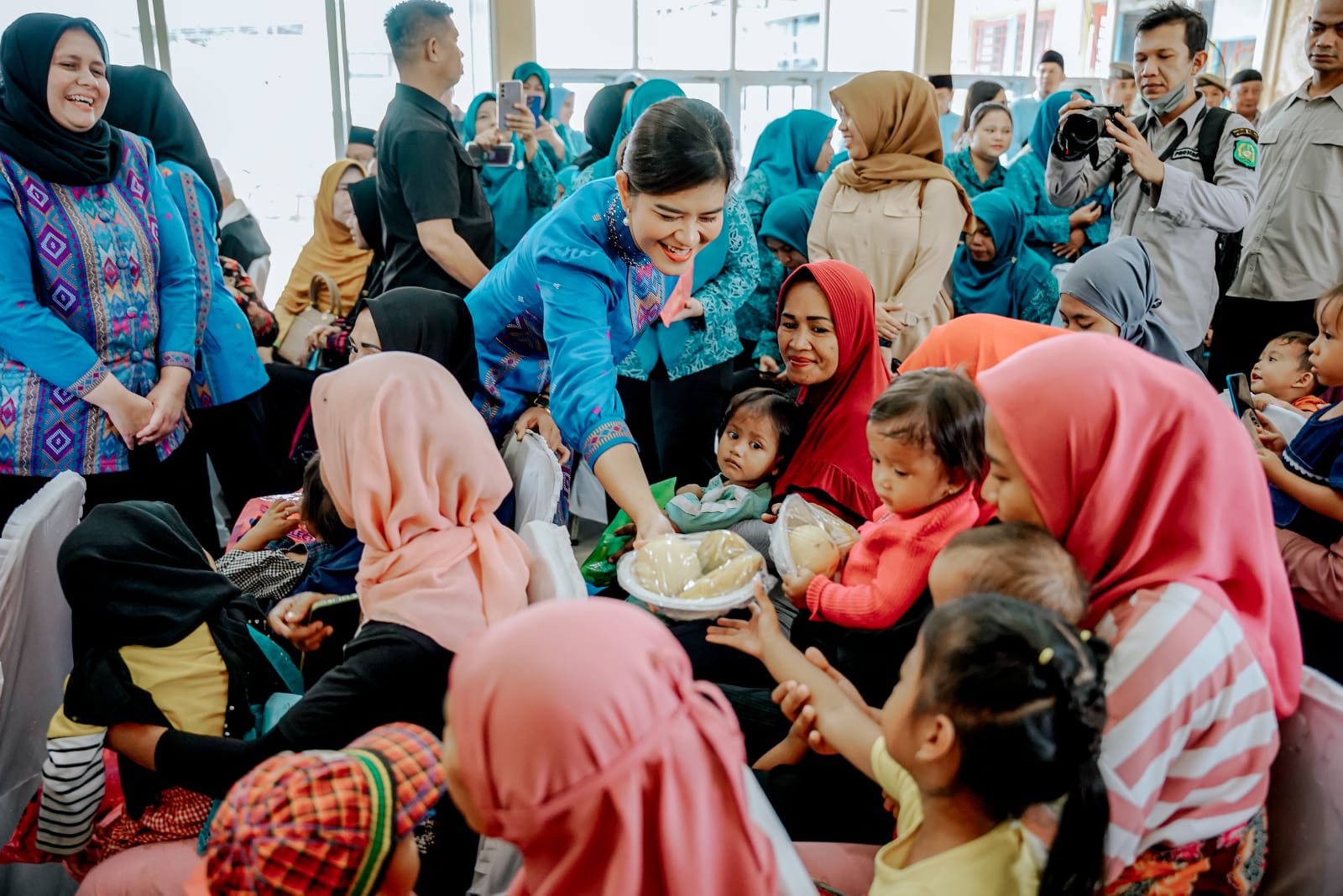 Atasi Stunting Di Medan Marelan, Kahiyang Ayu Beri Makanan Tambahan 34 Anak Stunting