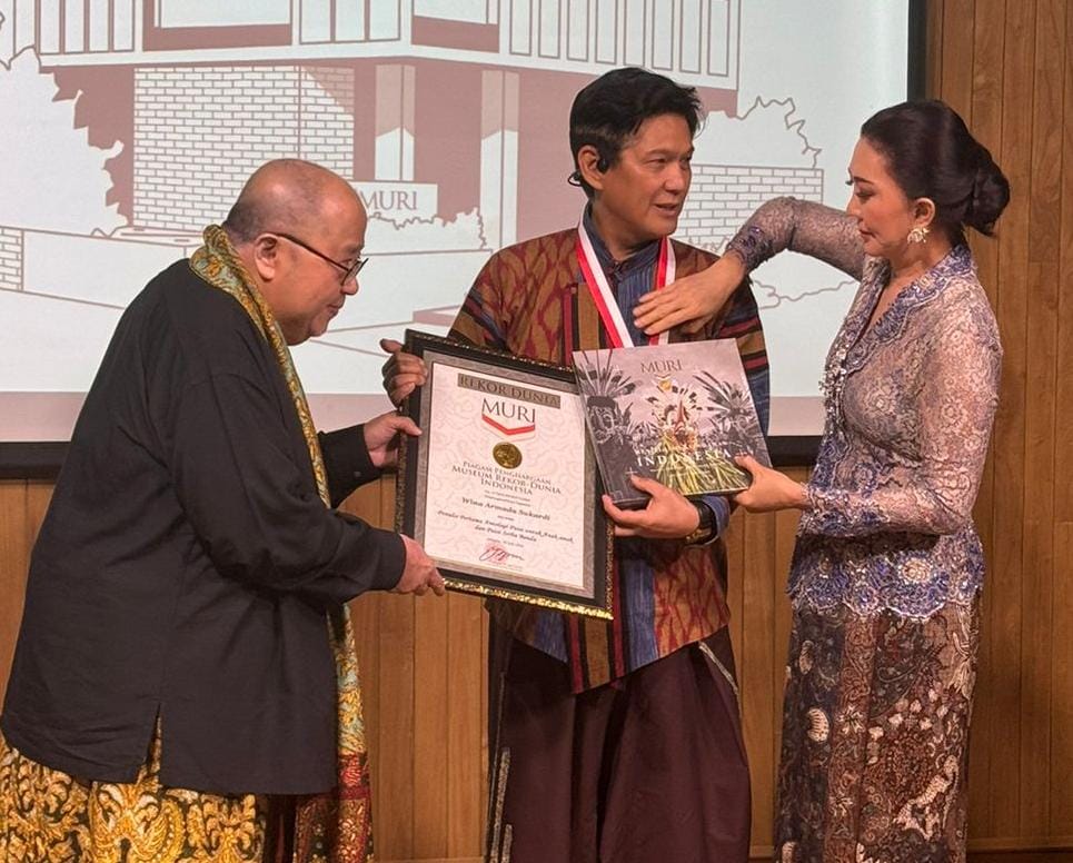 Karya Buku Puisi Wina Armada Sukardi Mendapat Anugerah MURI