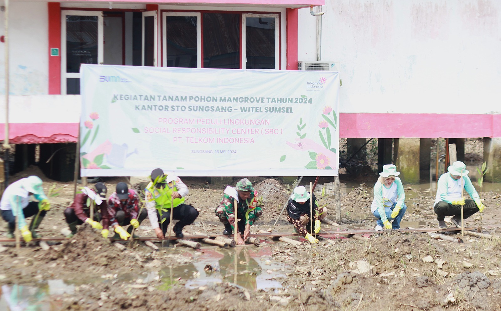 Jaga Keseimbangan Ekosistem Darat Dan Pesisir, Telkom Tanam 200 Mangrove Di Wilayah Kantor STO Sungsang