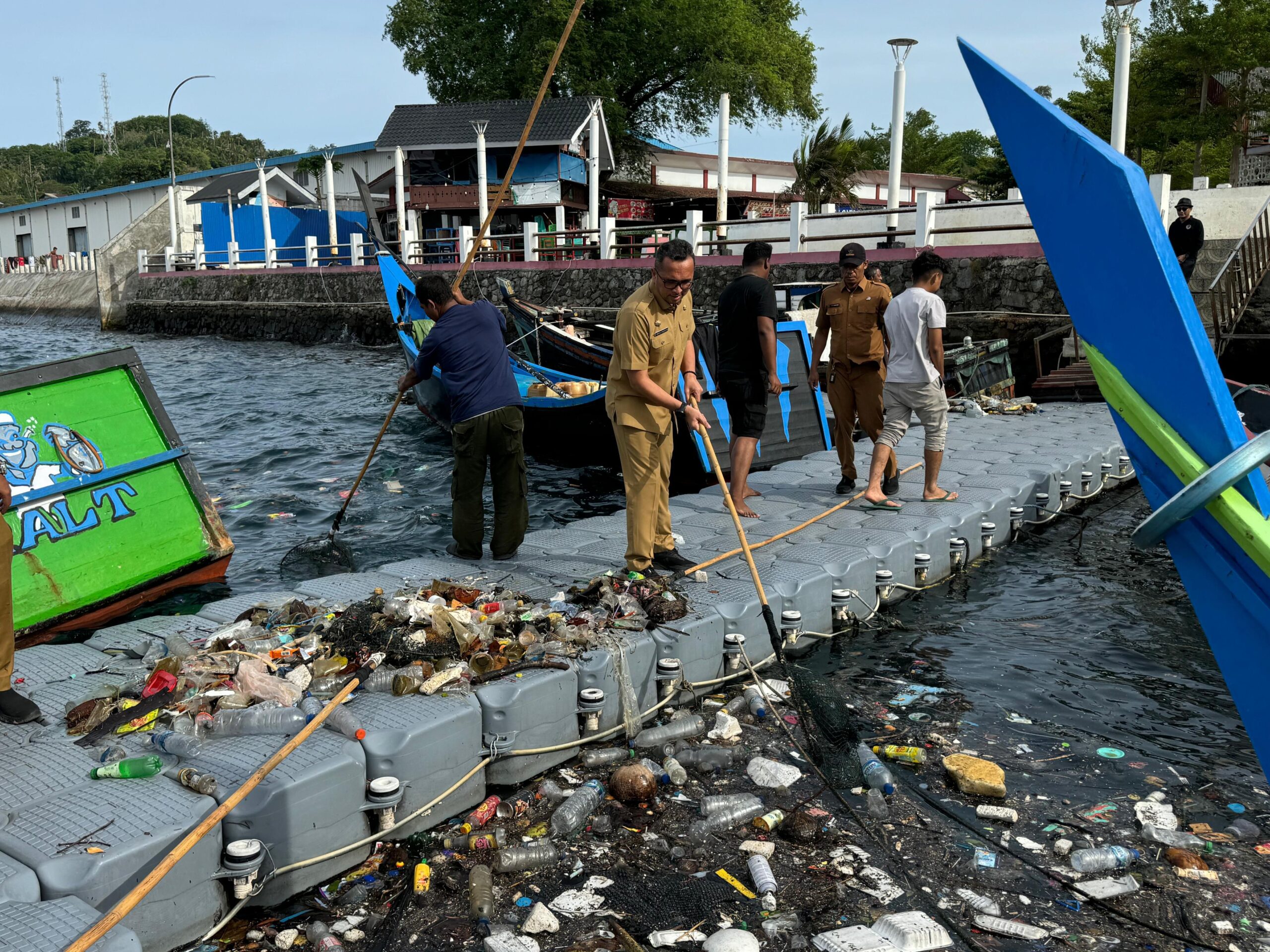 Bersama DLHK, Pj Wali Kota Bersihkan Sampah Di Teluk Sabang
