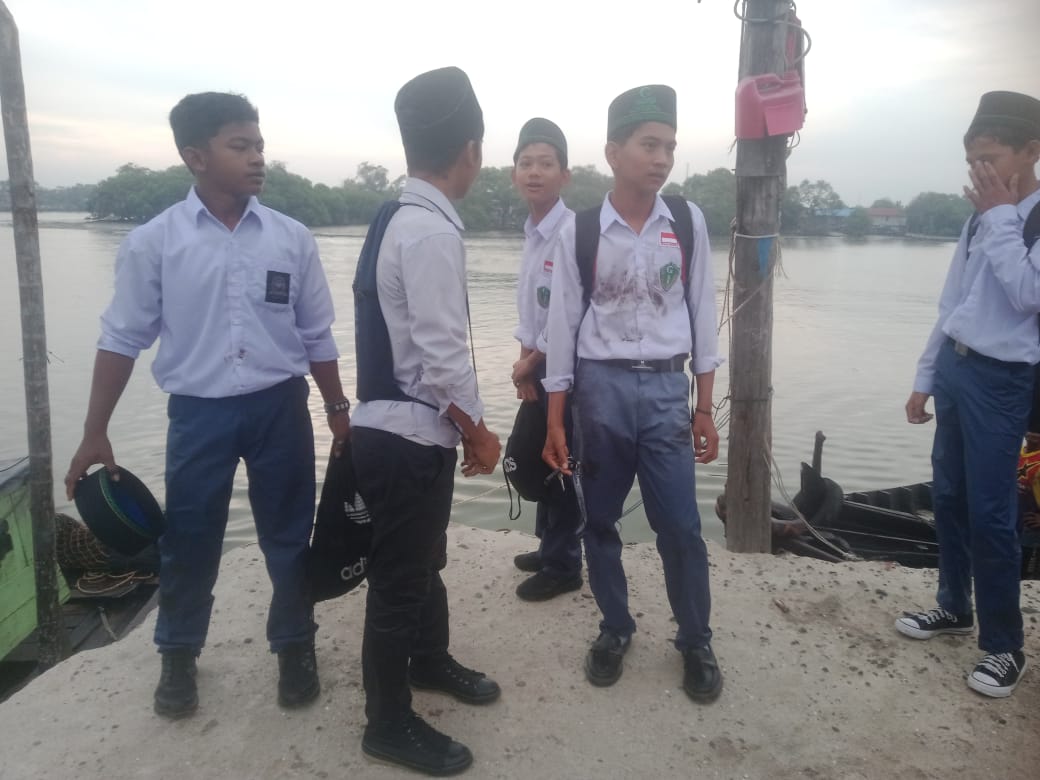 Saat Menuju Sekolah, Sampan Tempel Ditumpangi 13 Siswa Tenggelam