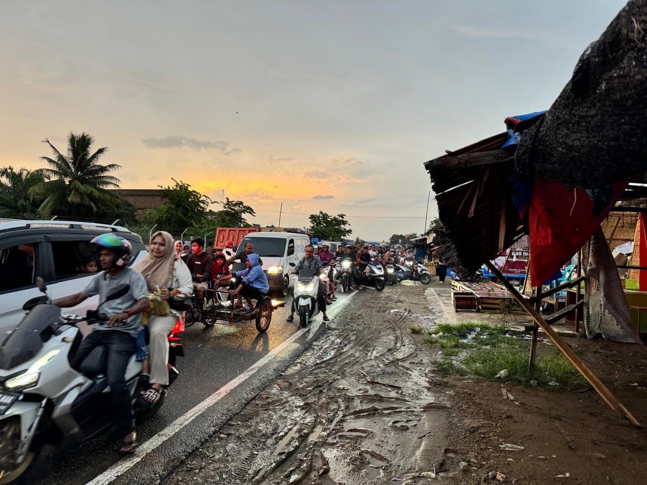 Diterjang Angin Puting Beliung Pasar Kuliner Simpang Rangkaya Porak-poranda