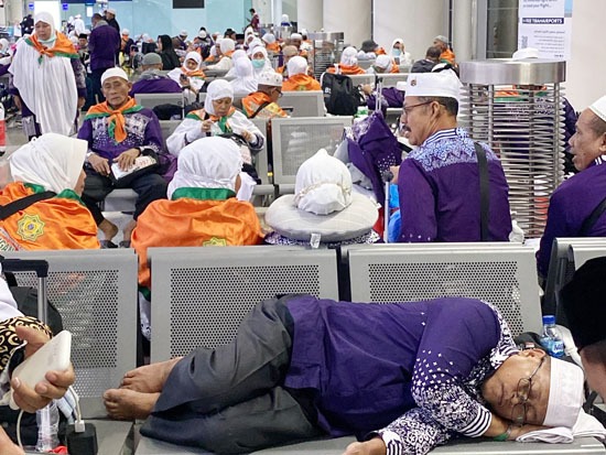 Hampir 15 Jam Delay, Jamaah Kloter 22 Sumut Pilih Tidur Di Bandara Madinah