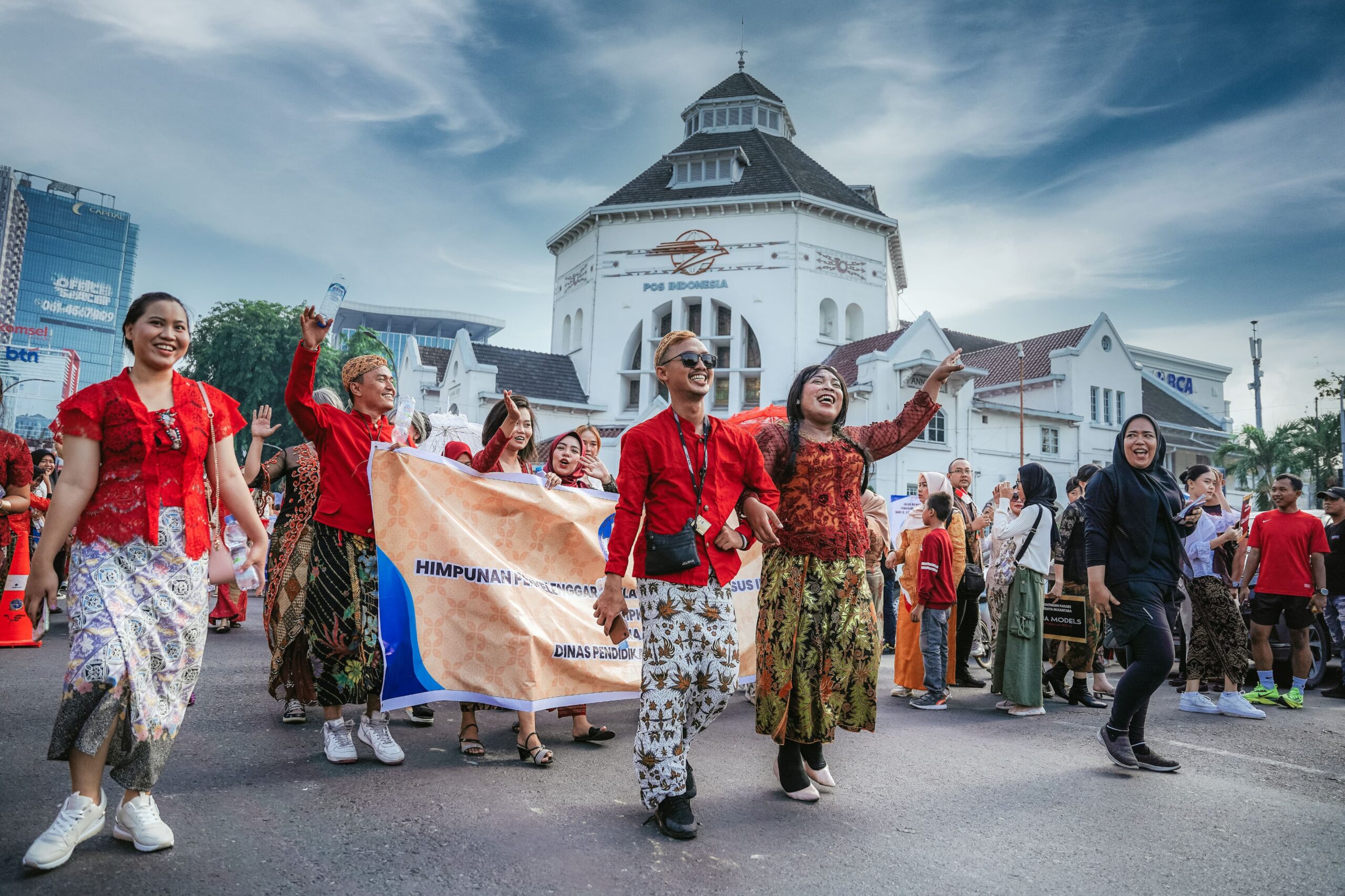 Kahiyang Ayu Bobby Nasution Lepas 6.500 Lebih Peserta Parade Kebaya Nusantara