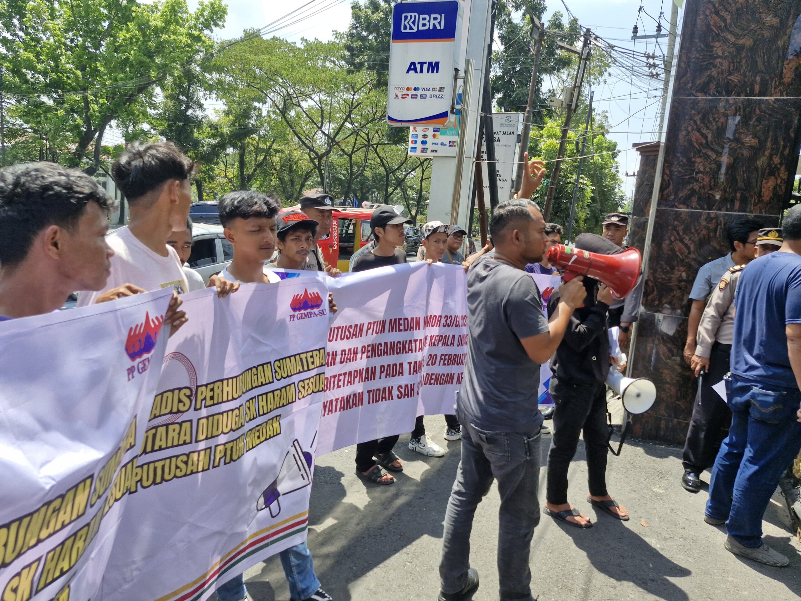 Geruduk Kejatisu, Massa Pertanyakan Surat Laporan Pengaduan Dugaan Penyalahgunaan Wewenang Oknum Kadishub Sumut