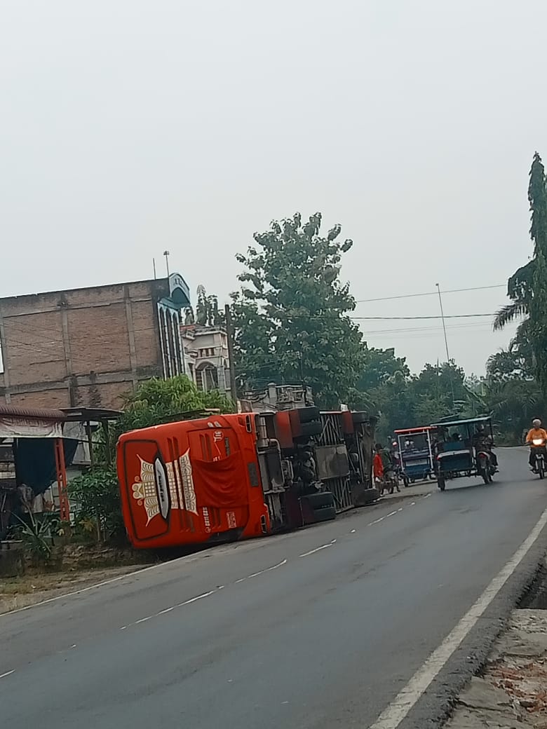 Bus Antar Provinsi Terbalik Di Jalinsum Besitang
