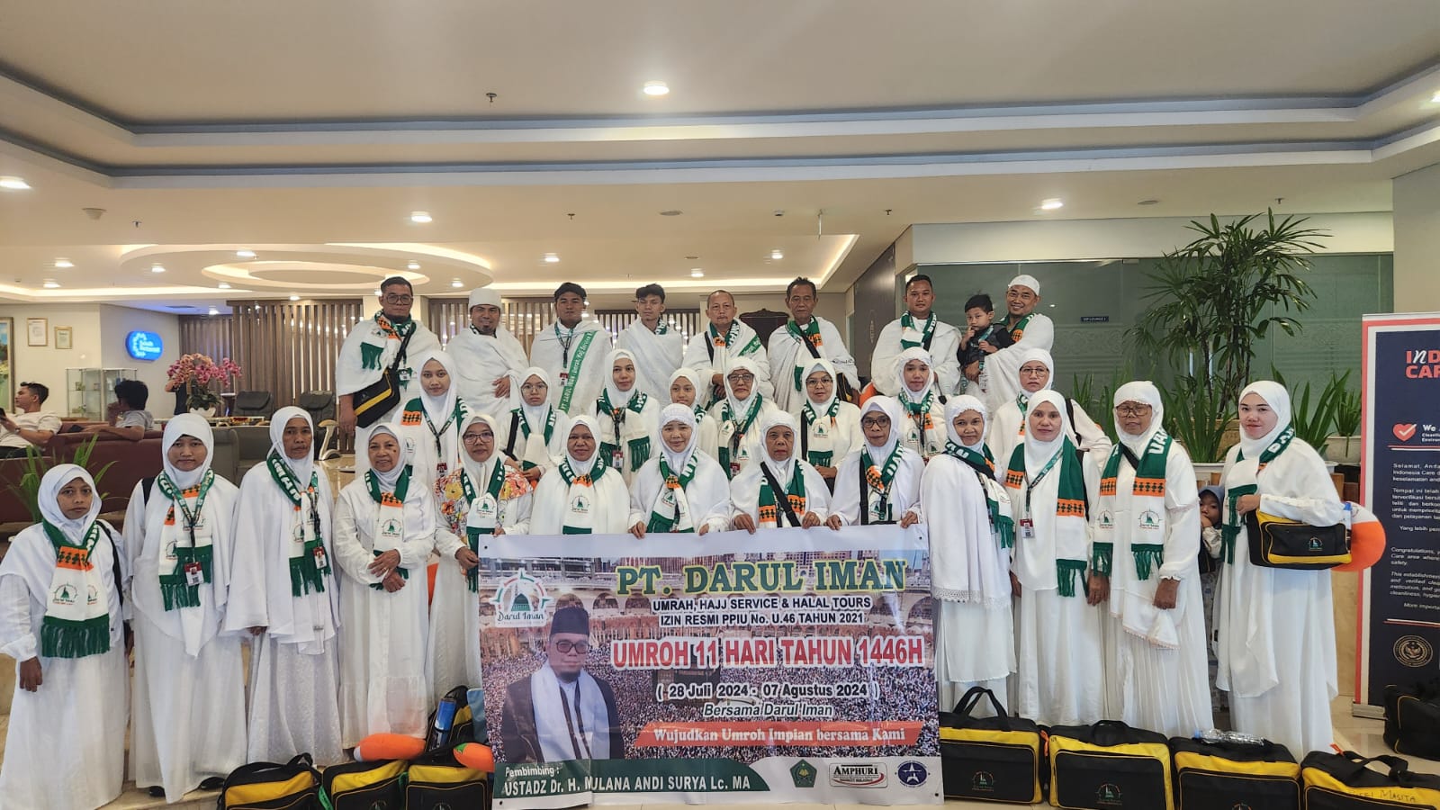 Dipandu Dirut Darul Iman, 30 Jamaah Umrah Program Parenting Diberangkatkan Ke Tanah Suci