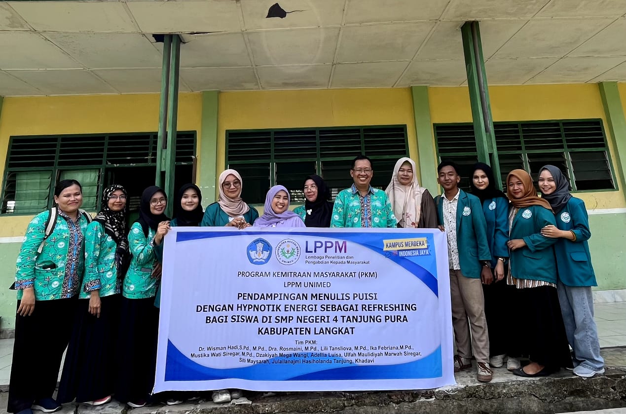 Tim PKM Unimed Tingkat Literasi Siswa SMPN 4 T. Pura Menulis Puisi