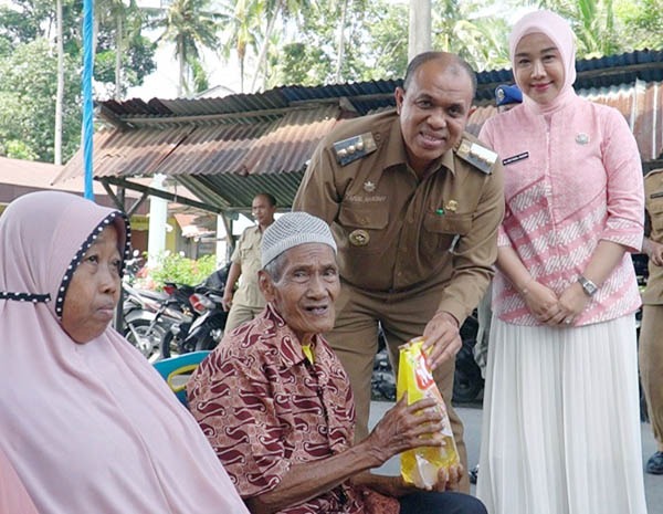 Pj. Bupati Dan PKK Langkat Serahkan Bantuan Di Desa Banyumas Dan Desa Stabat Lama