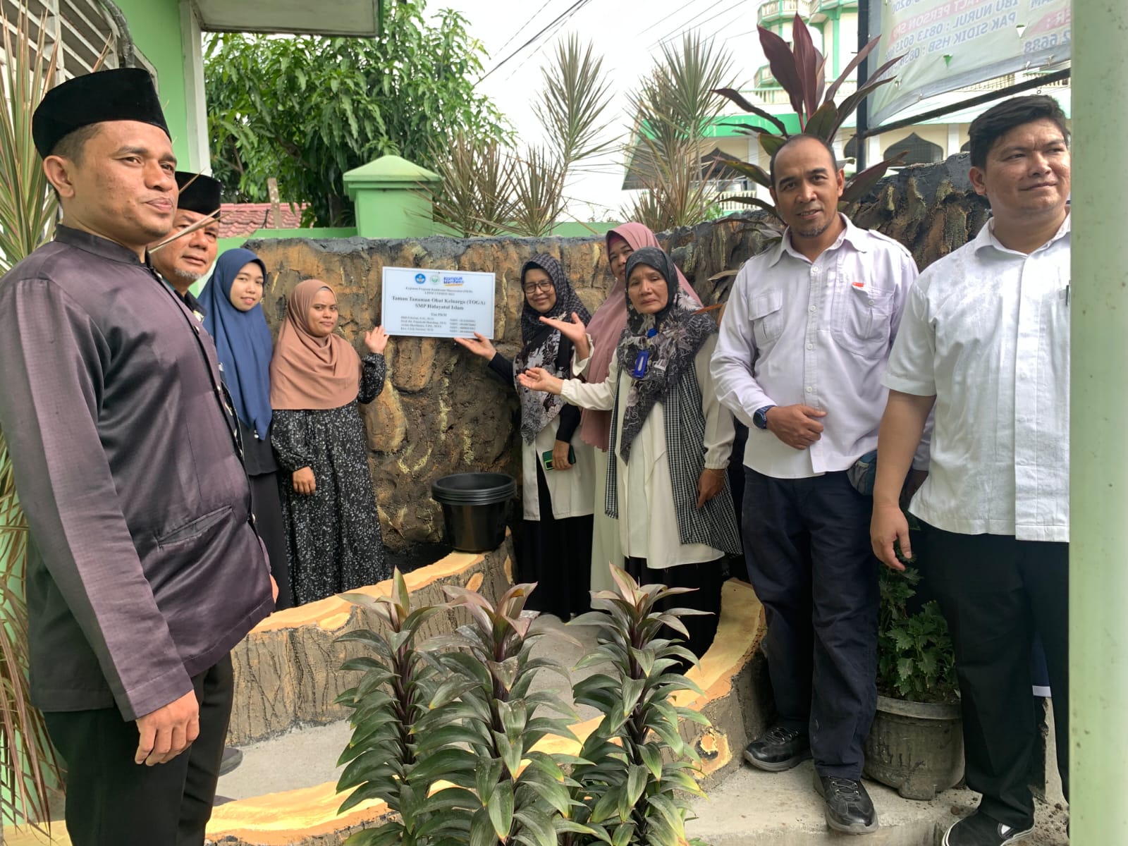 Dosen Unimed Latih Guru Dan Siswa SMP Hidayatul Islam Buat Taman Tanaman Obat