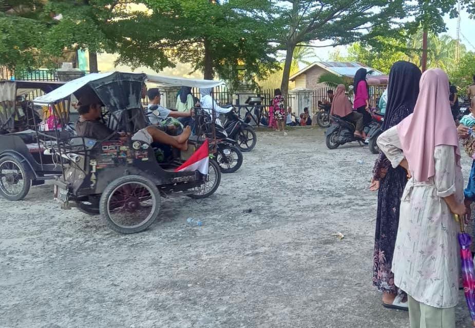 Puluhan Warga Datangi Gedung SBBK Kotapinang