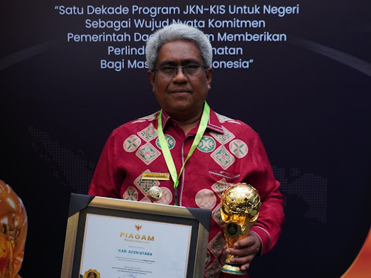 Mahyuzar Terima Penghargaan UHC Award Dari Wapres