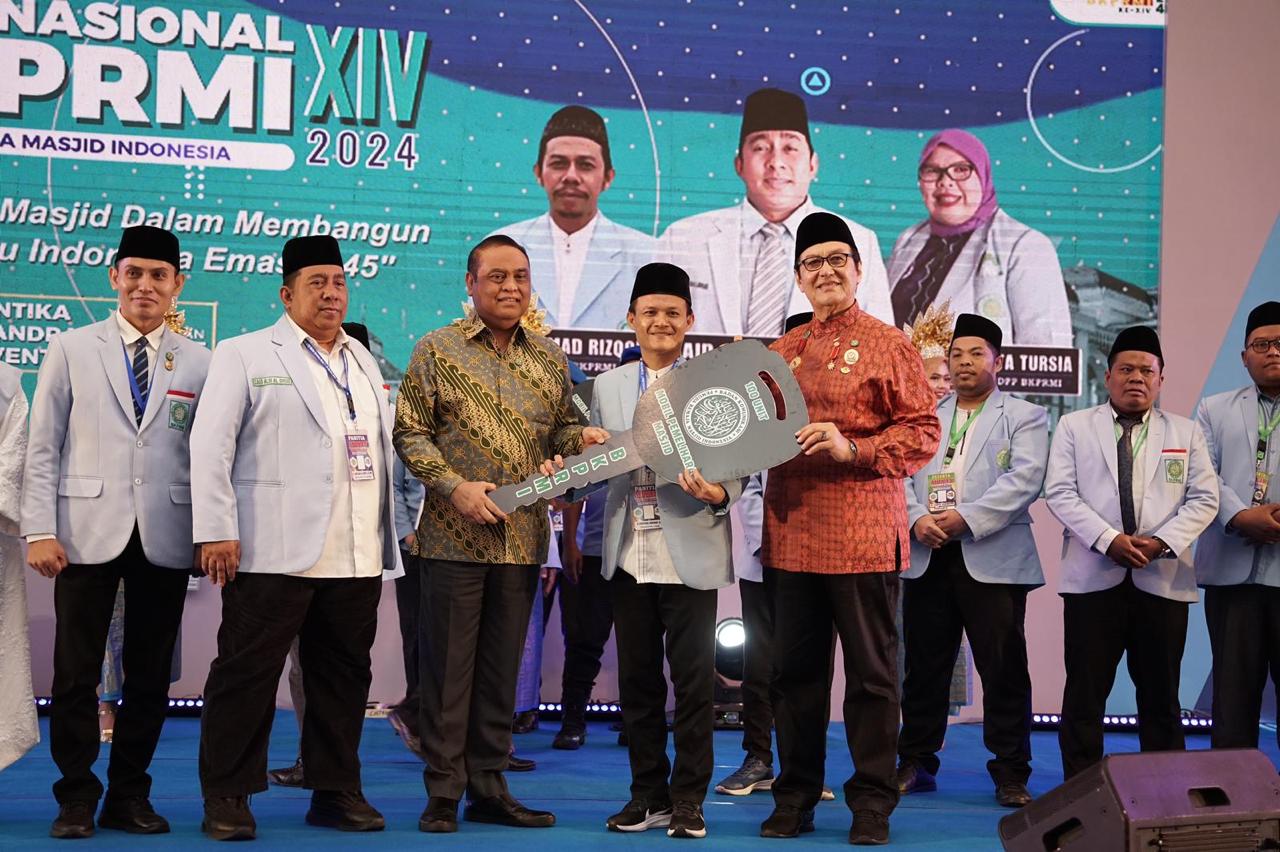 Prabowo Subianto Serahkan Bantuan 100 Mobil Pemelihara Masjid