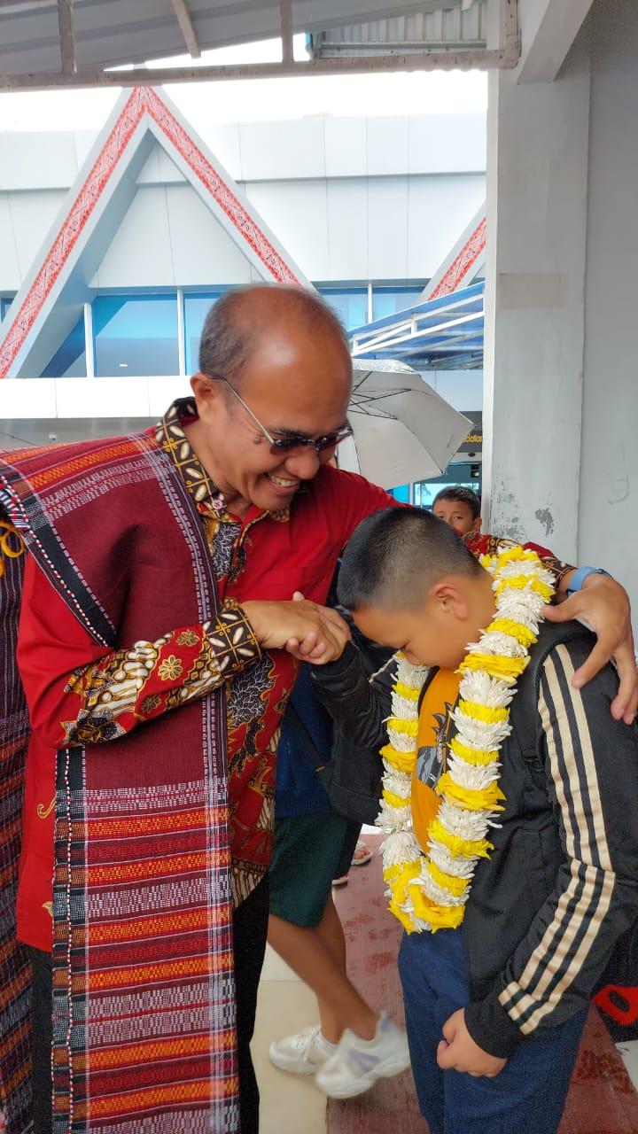 Kadisdikpora Toba Sambut Dua Siswa Berprestasi Peraih Medali Perak OSN Tingkat Nasional