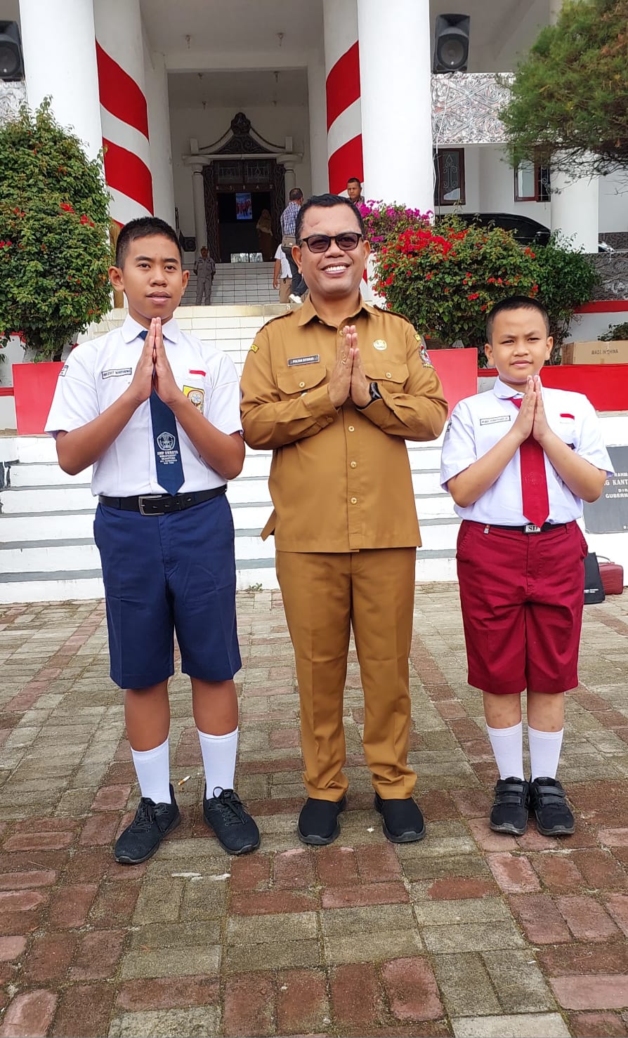 Dua Siswa Peraih Perak OSN Terima Sertifikat Dari Bupati Toba