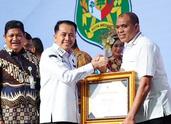 Pj Bupati Langkat Terima Penghargaan Atas Kepedulian Terhadap Pekerja Rentan Sumut