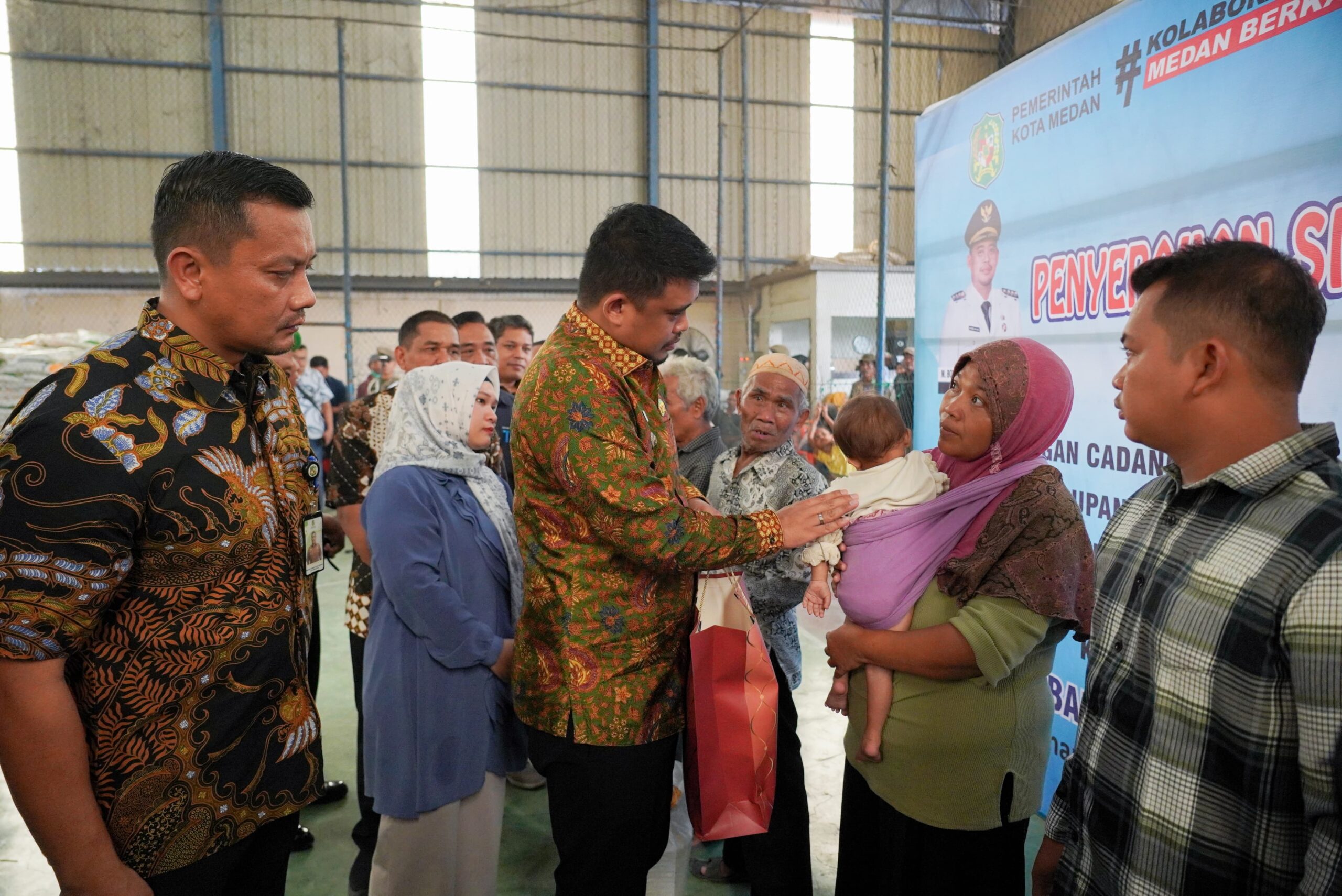 Bobby Nasution Serahkan BP-CBP Kepada 81.569 Keluarga Penerima Manfaat, 1.000 Nelayan Terima Kartu BPJS Ketenagakerjaan