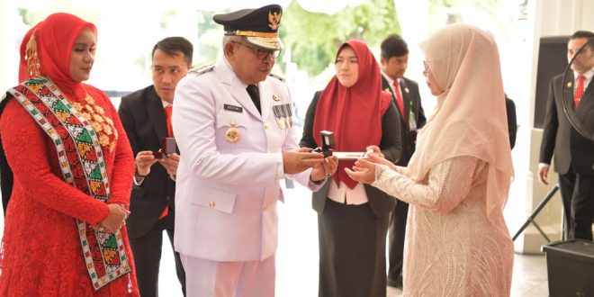 Pj Gubernur Aceh Serahkan Cenderamata Untuk Keluarga Pahlawan