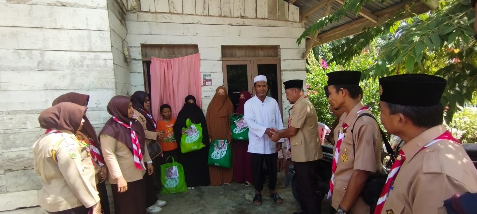 Pramuka Aceh Tamiang Bagi Sembako Untuk Keluarga Eks Kombatan GAM Dan Napiter