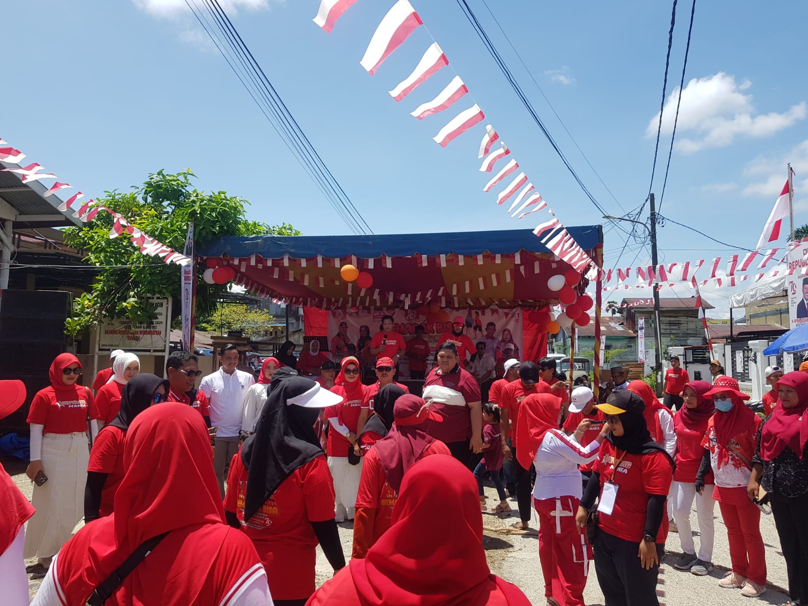 Gebyar Semarak Bintang Faisal, Massa Padati 'Gedung Putih'
