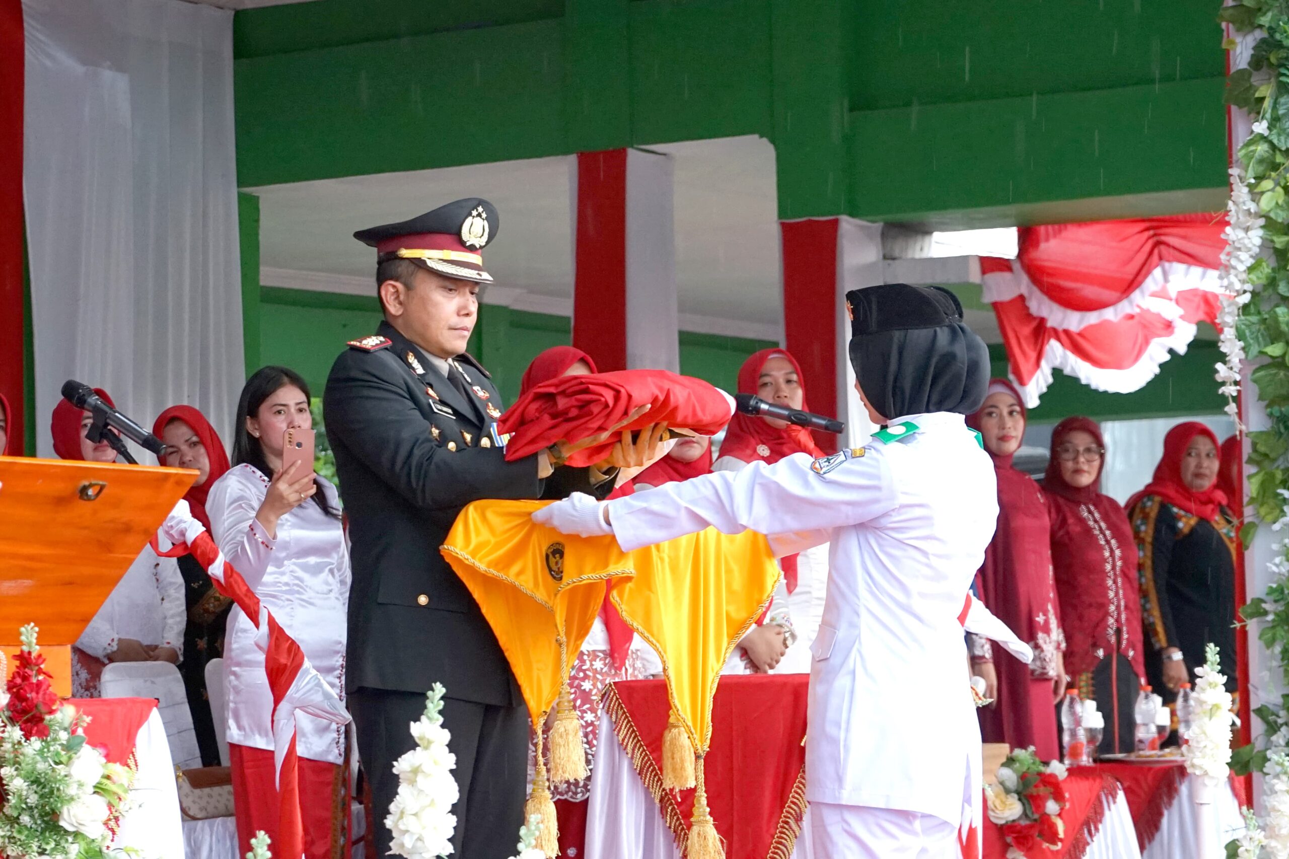 Hujan Lebat Saat Upacara Penurunan Bendera HUT Ke-79 RI