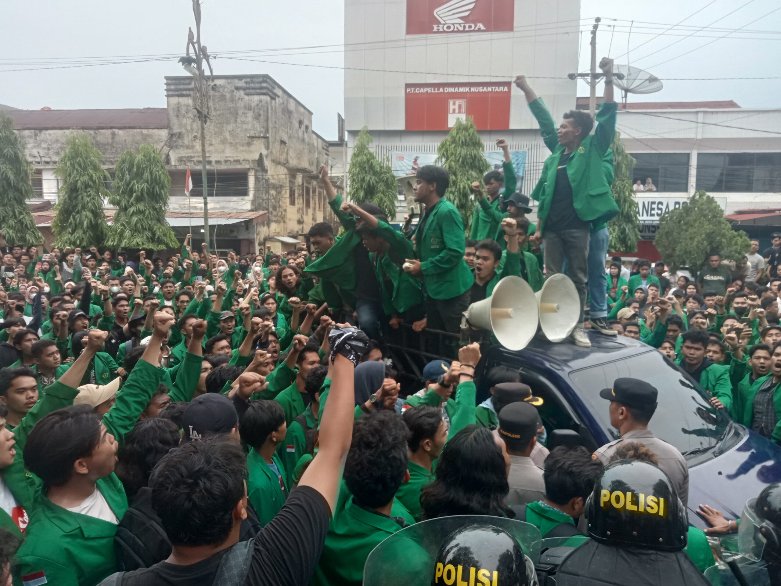 Ratusan Mahasiswa Bentrok Dengan Polisi Di DPRK Lhokseumawe