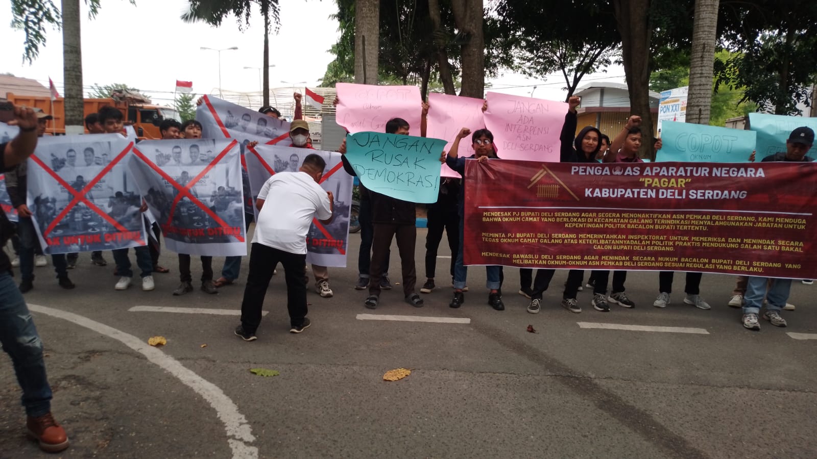 Pagar Deliserdang Unjuk Rasa Tolak Intervensi ASN Dukung Balon Bupati