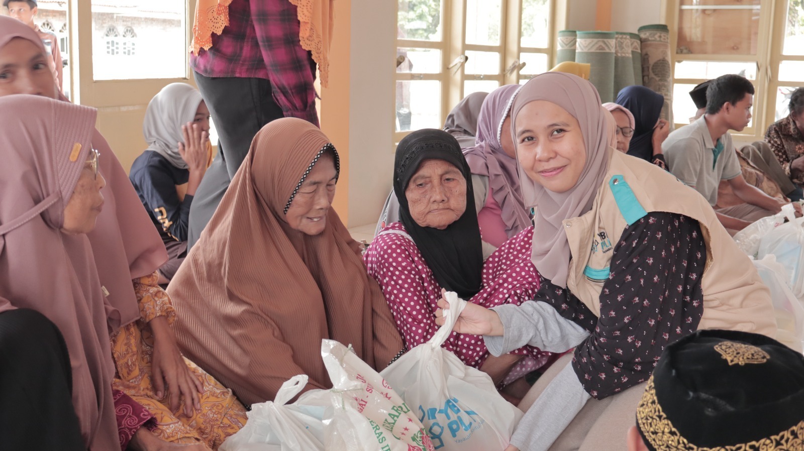 YBM PLN UP3 Pematangsiantar Salurkan Bantuan Paket Gizi