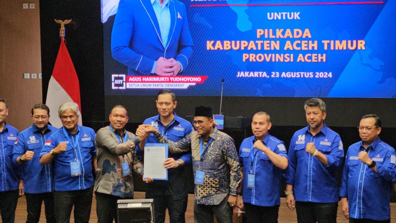 AHY Serahkan SK Dukungan Untuk Pasangan Tole - Apong Maju Pilkada Aceh Timur
