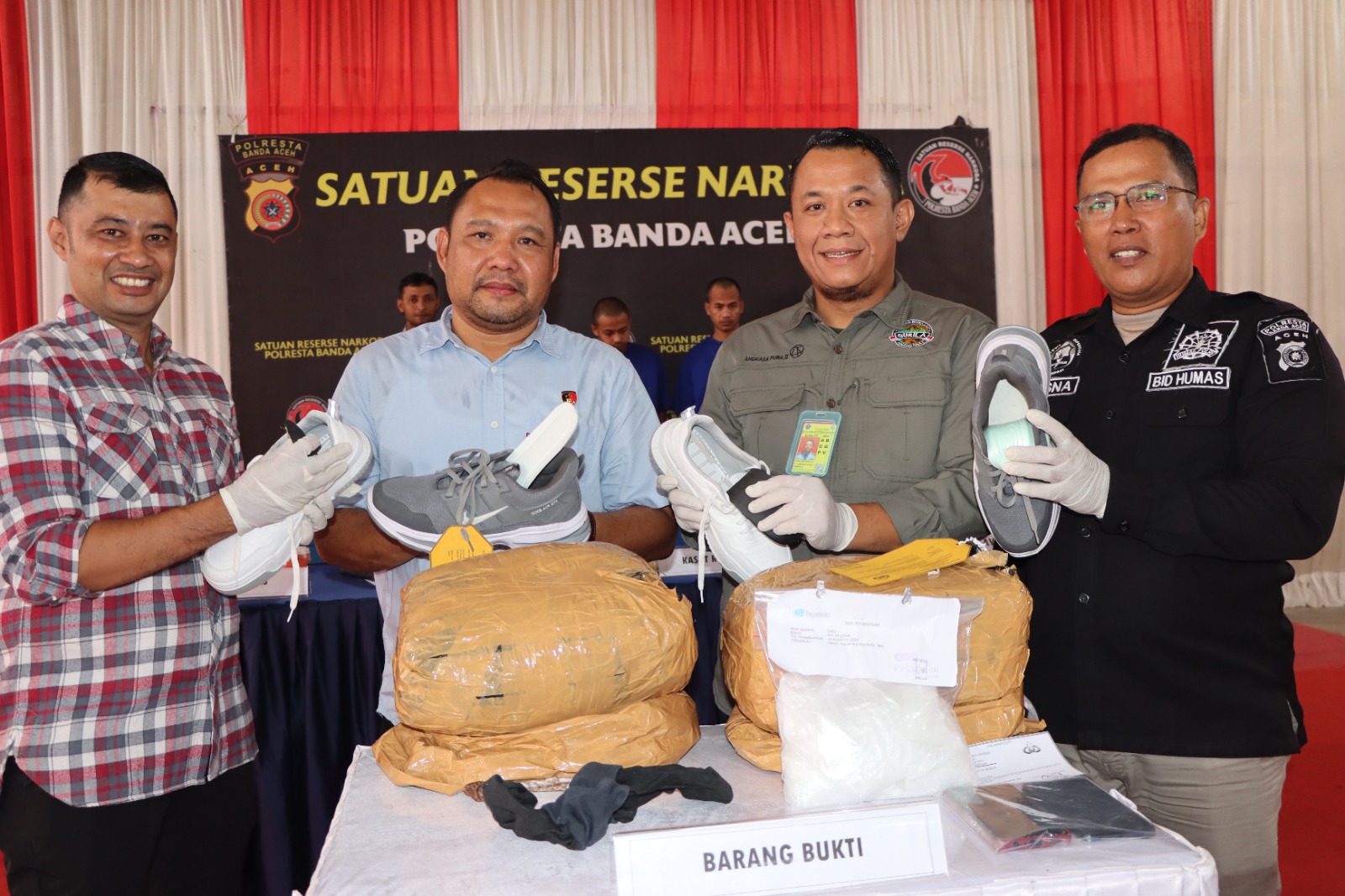 Polresta Banda Aceh Tangkap Emak-emak Asal Jakarta Kirim 4,3 Kg Ganja Via Bandara