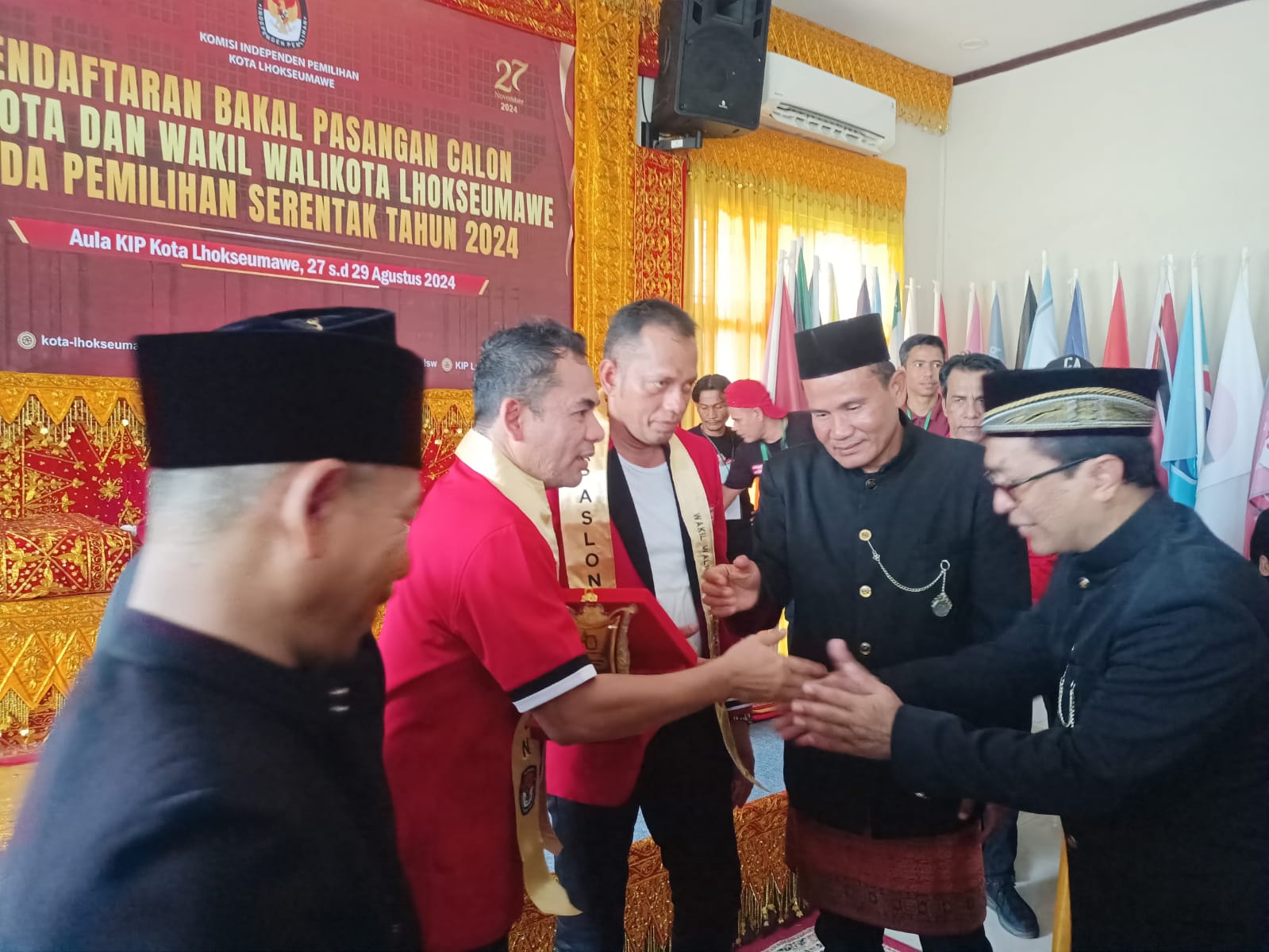 Pendaftaran Paslon Sayuti Abu Bakar-Husaini Disambut Tarian Adat