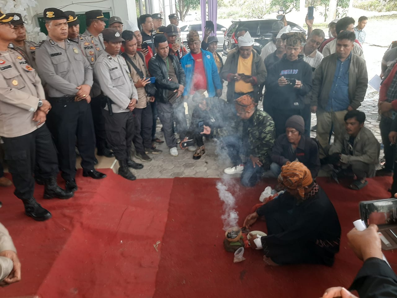 Hari Pertama Pendaftaran Pilkada, KPU Simalungun Didatangi Pengunjuk Rasa